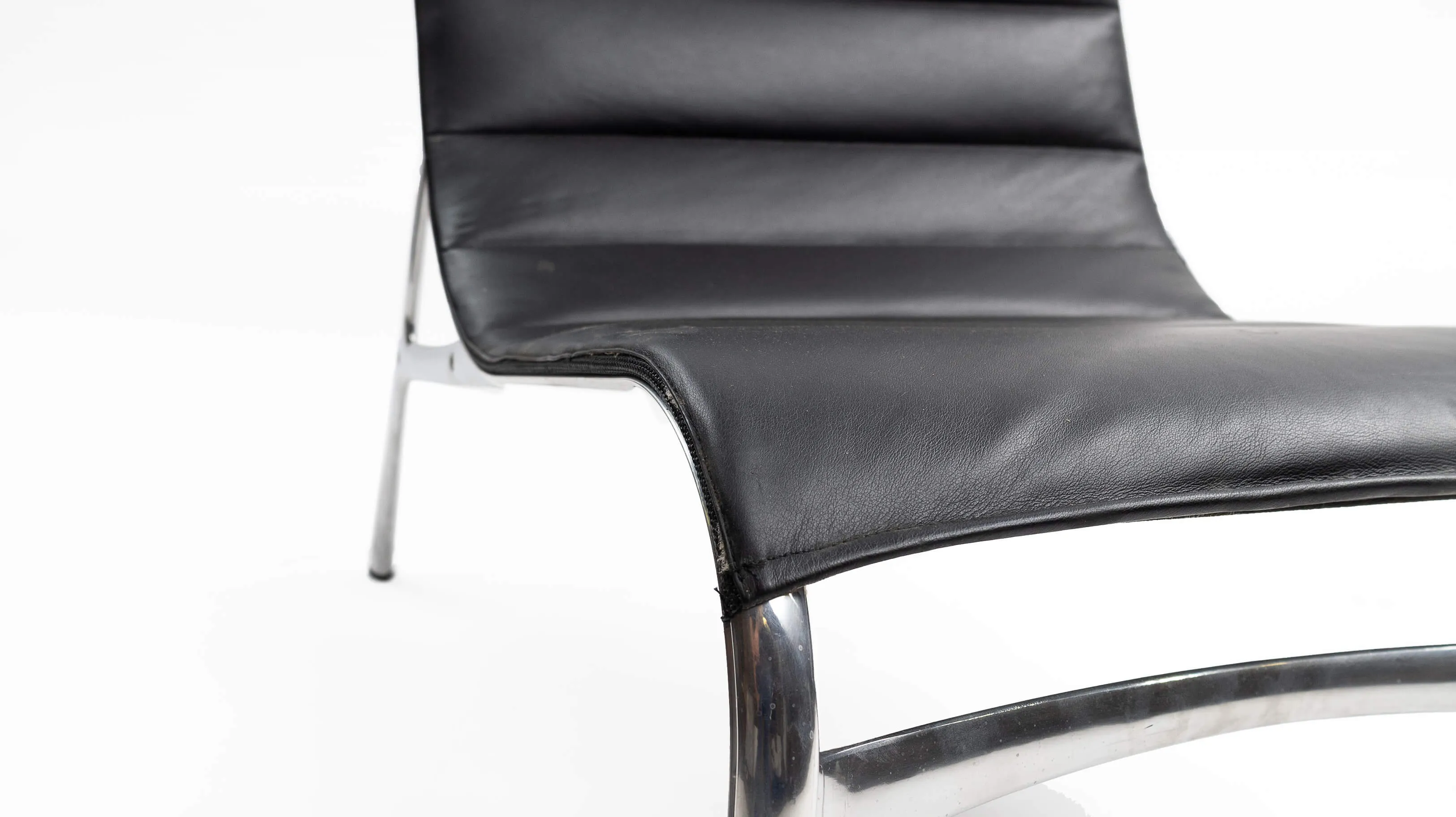 Armframe 428 Polished Aluminum Black Leather