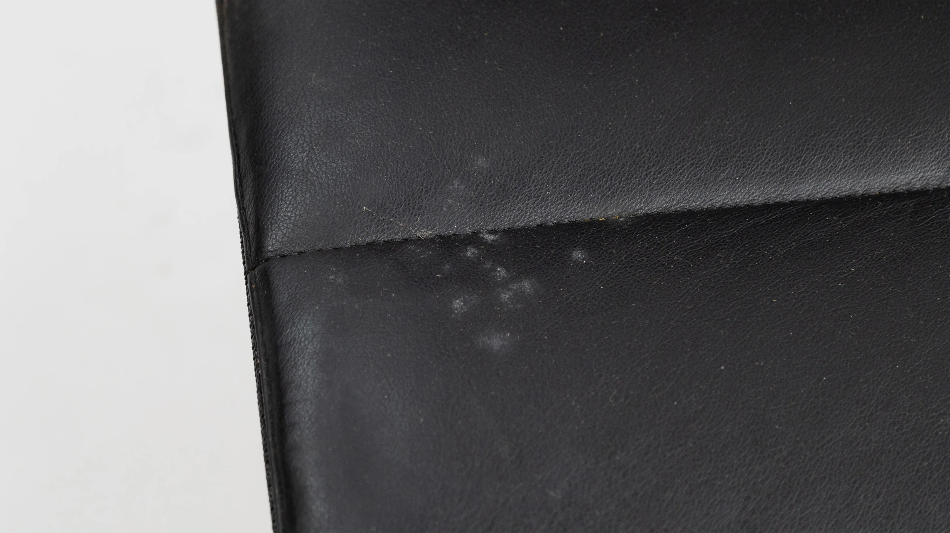 Armframe 428 Polished Aluminum Black Leather