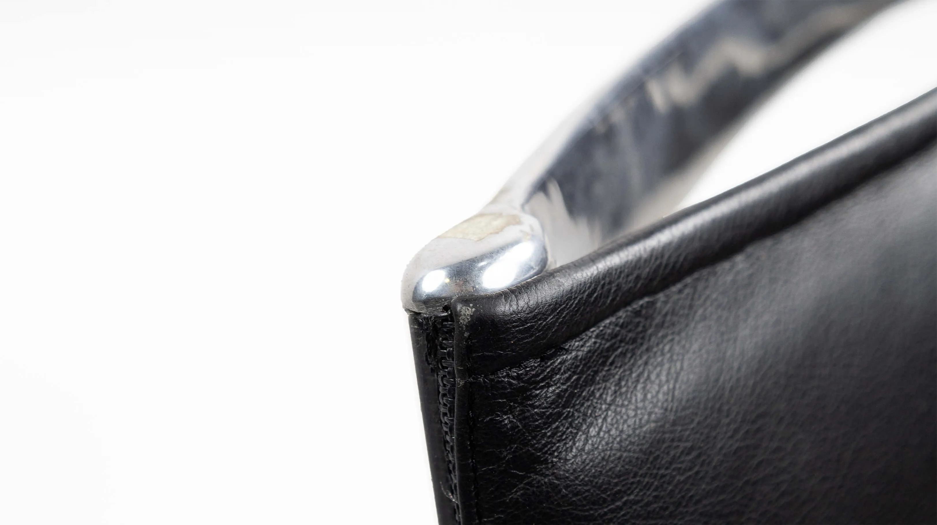 Armframe 428 Polished Aluminum Black Leather