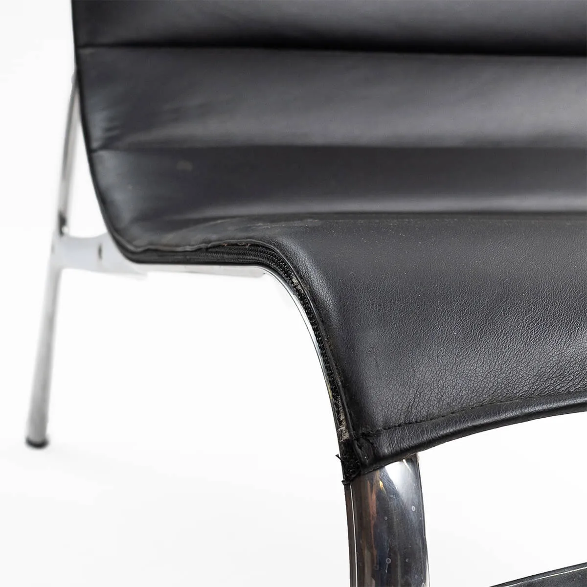 Armframe 428 Polished Aluminum Black Leather