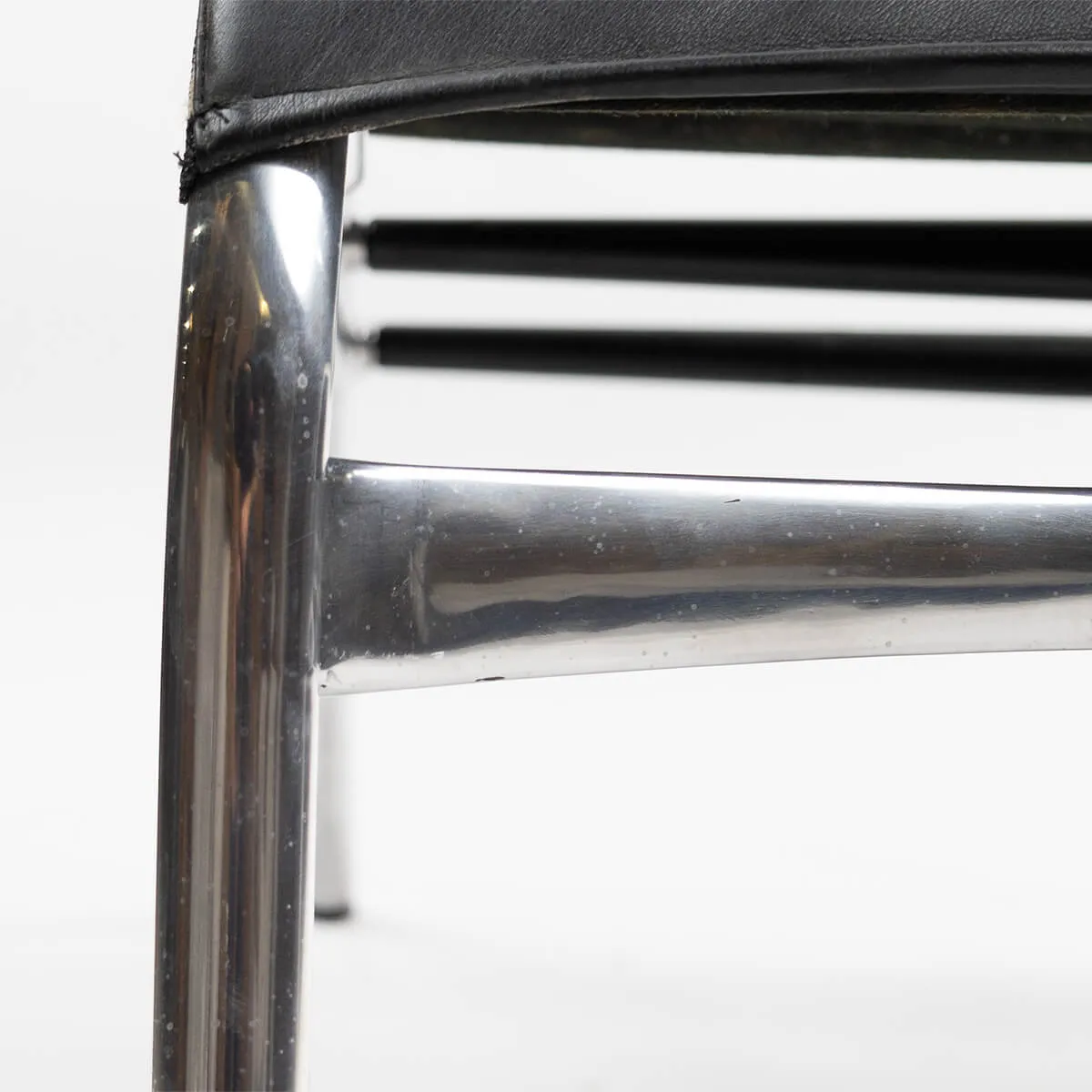 Armframe 428 Polished Aluminum Black Leather