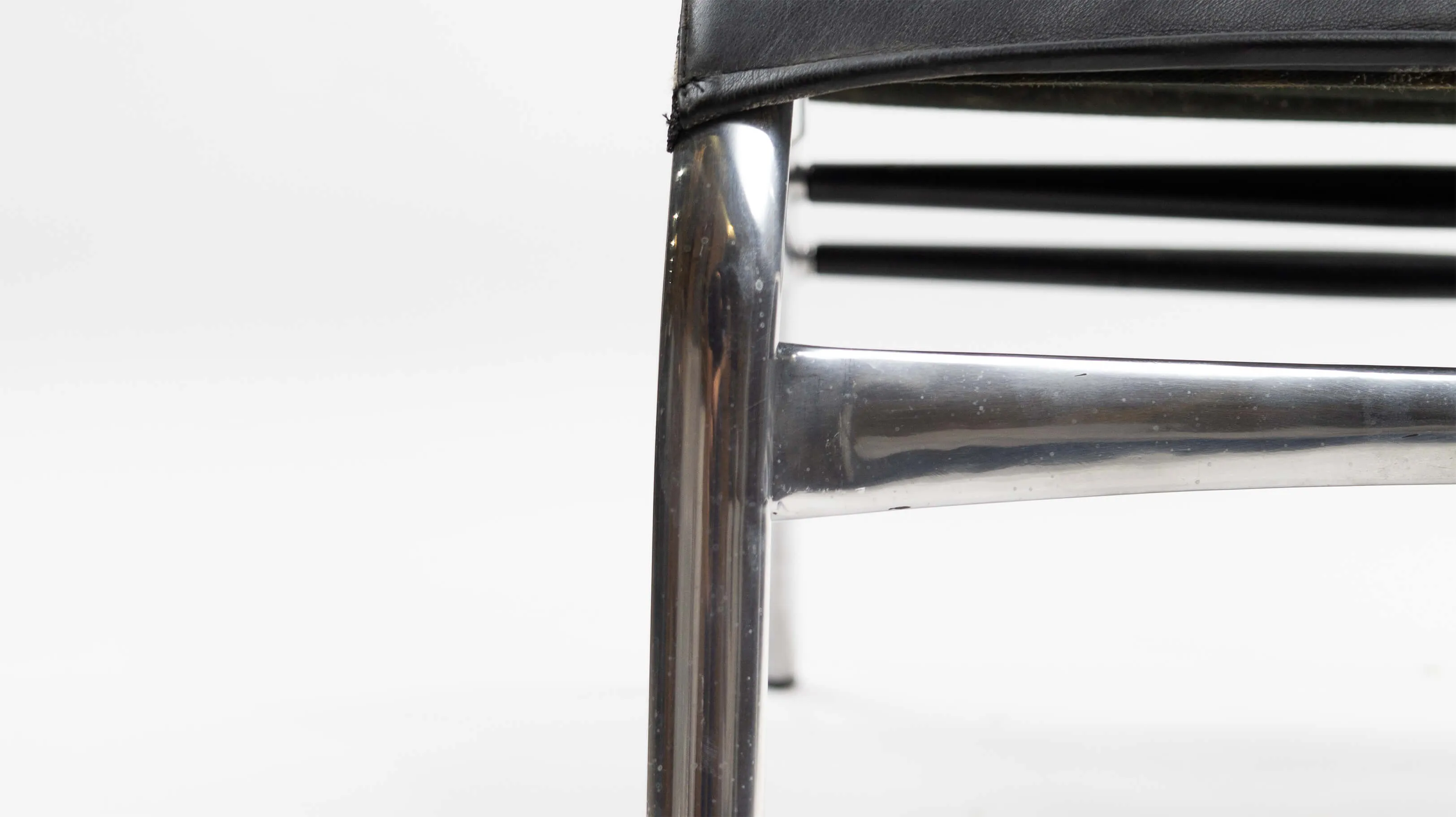 Armframe 428 Polished Aluminum Black Leather