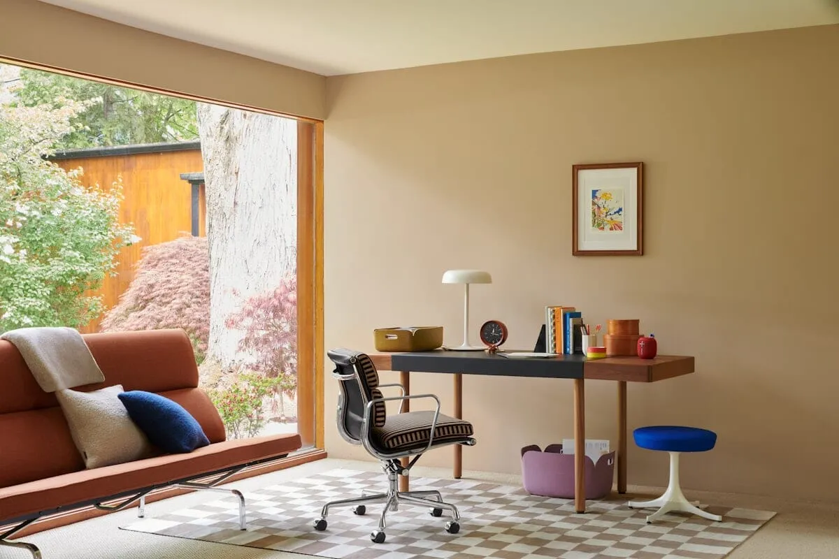 Eames Soft Pad Management Chair