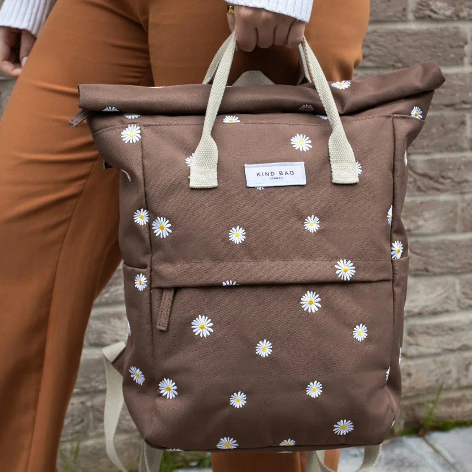 Embroidered medium backpack daisies