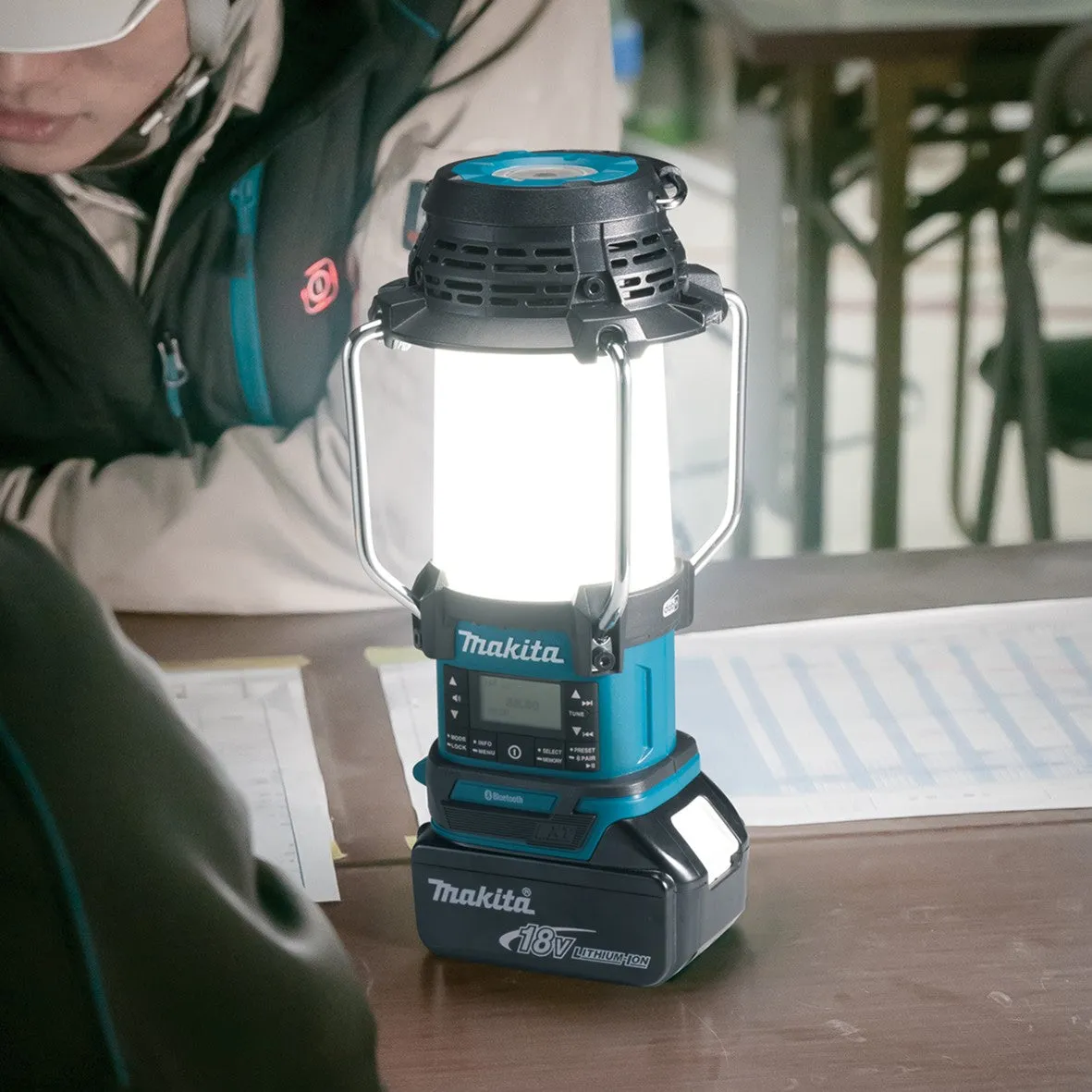 Makita 18V Digital Bluetooth Lantern Radio - Tool Only